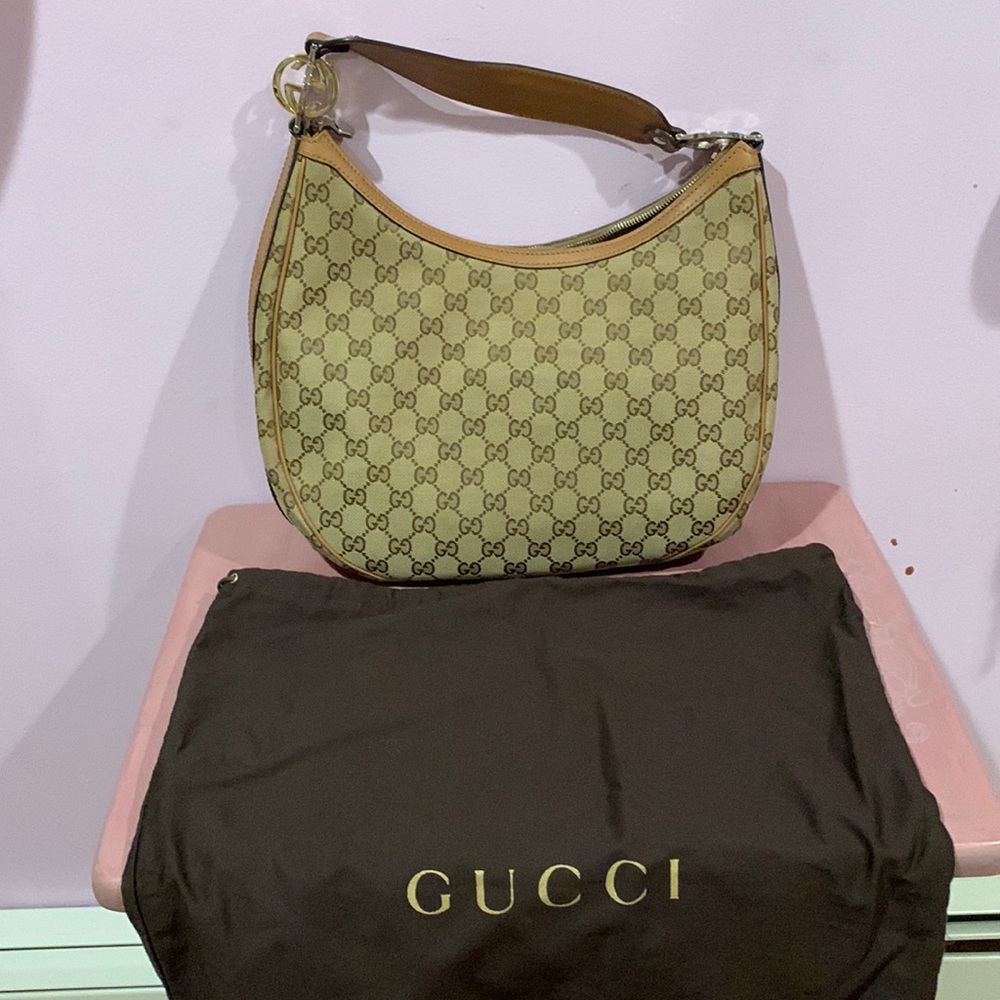 Gucci shoulder bag.